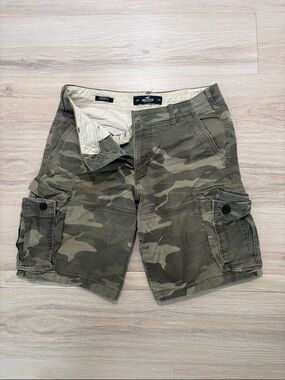 Hollister Men's Camo Cargo Shorts - Green/Olive